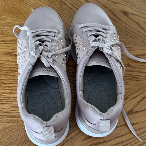 Clarks Women's Rose Gold Pink Sneakers athletic shoes wit pink Rhinestone Detail - Picture 2 of 8